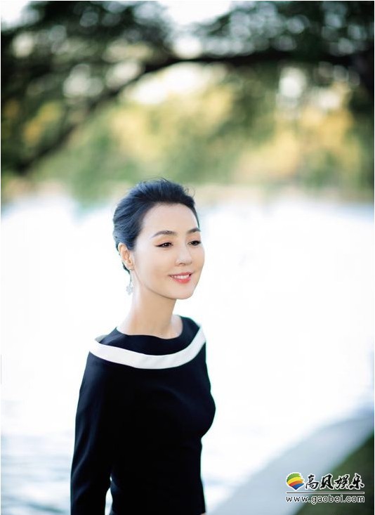 《黄玫瑰》举行首映礼：姜宏波身着裙装出现在首映现场！气质优雅庄重
