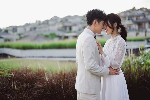 黄翠如社交网站晒美照宣布与萧正楠巴厘岛补办婚礼：幸福拥抱深情起舞