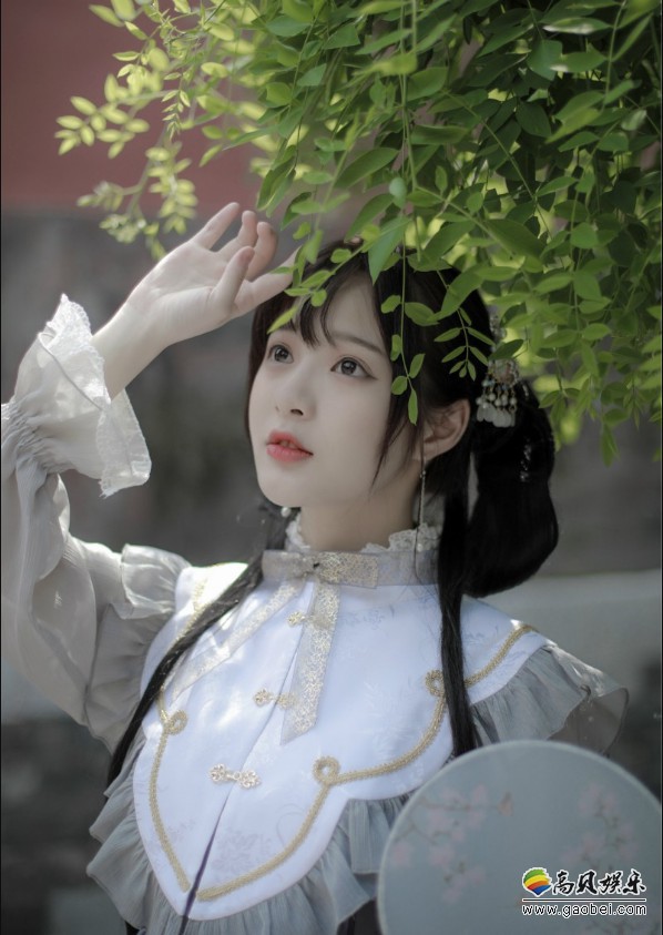 石雪婧Lo裙写真曝光：甜美系穿着与故宫古典气息碰撞！彰显出独特风味
