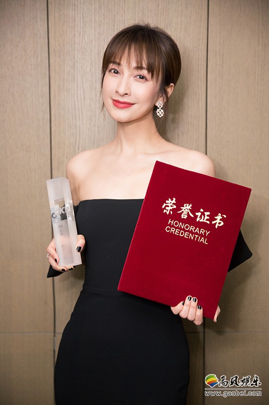吴昕出席OK!挚爱风格大赏暨创刊7周年北京之夜：黑色抹胸礼服古典优雅