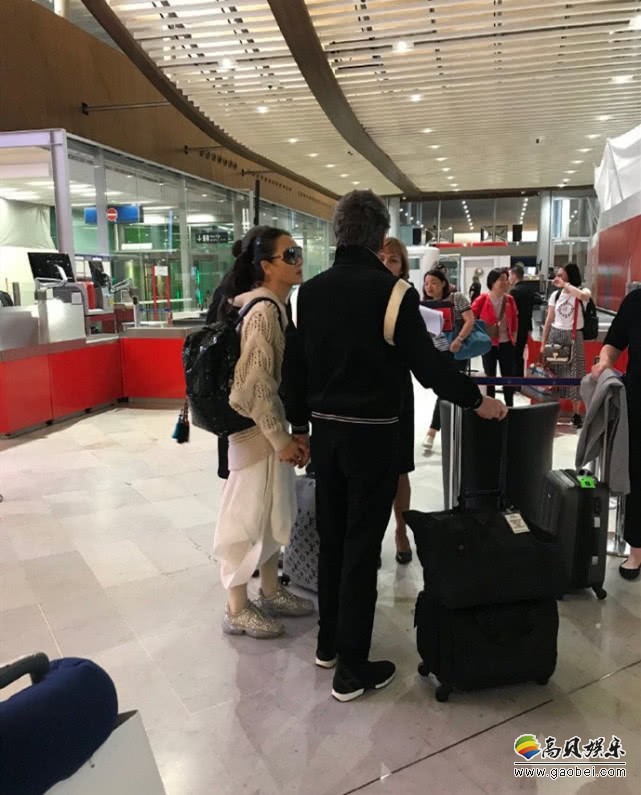 网友爆料在法国戴高乐机场偶遇巩俐和其老公让·米歇尔·雅尔：恩爱甜蜜