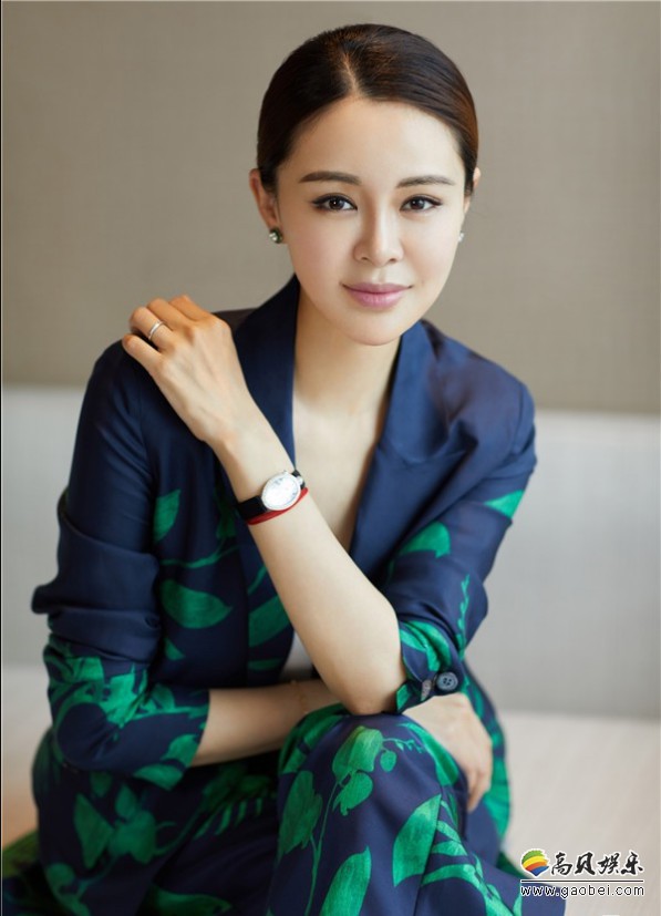关悦出席第三届全球风格论坛观礼活动：丝绸西服套装搭配白色款高跟鞋