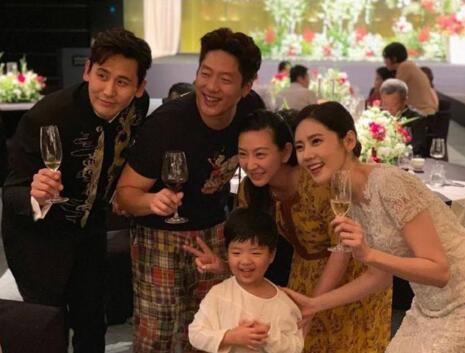 秋瓷炫、于晓光补办婚礼：曾经与秋瓷炫合作《回家的诱惑》凌潇肃现身