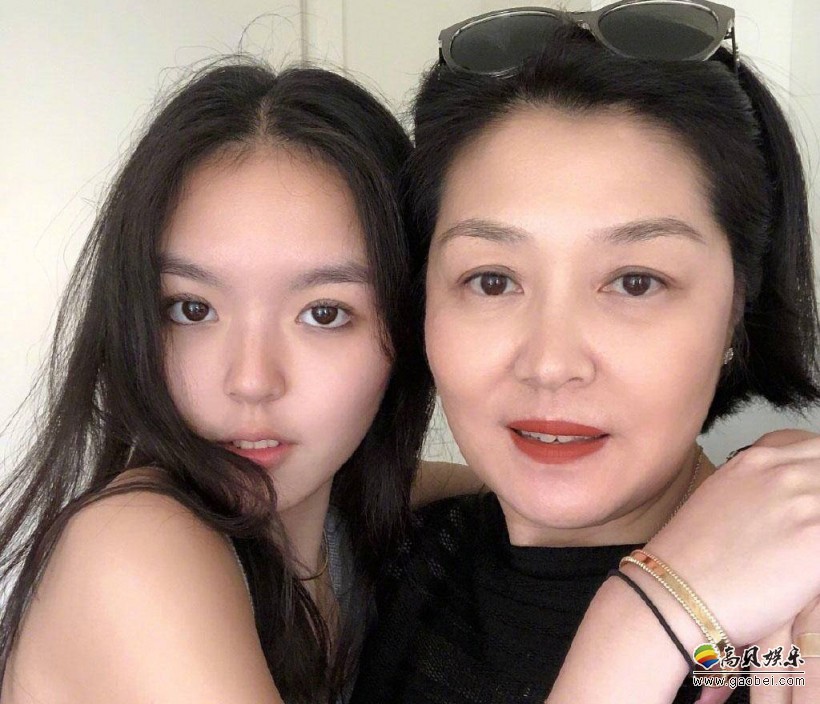 李咏女儿法图麦晒与妈妈哈文合照：图片中17岁法图麦搂着妈妈十分亲密