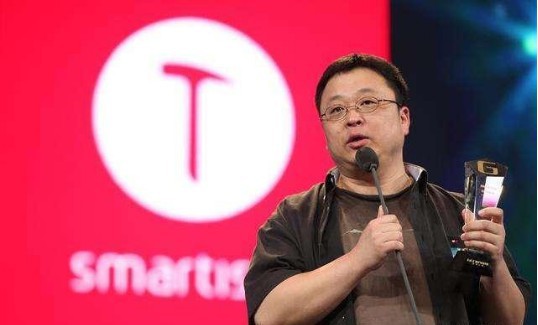 罗永浩发布微博引发锤粉热议：锤粉猜测他或是在为下一代坚果手机做准备