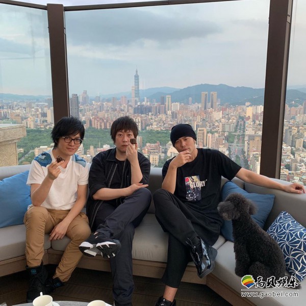 周杰伦晒出与阿信、怪兽合照：三位男神手拿甜点对镜耍酷！有点可爱