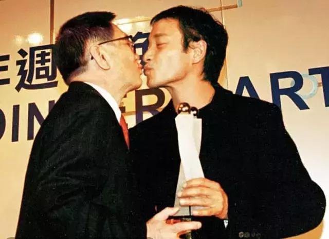 前半生纵情恣意洒脱妄为后半生看淡生死心怀敬畏鬼才黄霑