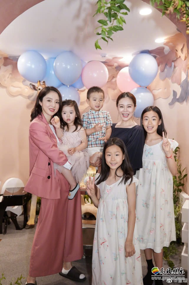 董璇微博晒出女儿小酒窝三周岁庆生照董璇母女俩打扮成白雪公主造型