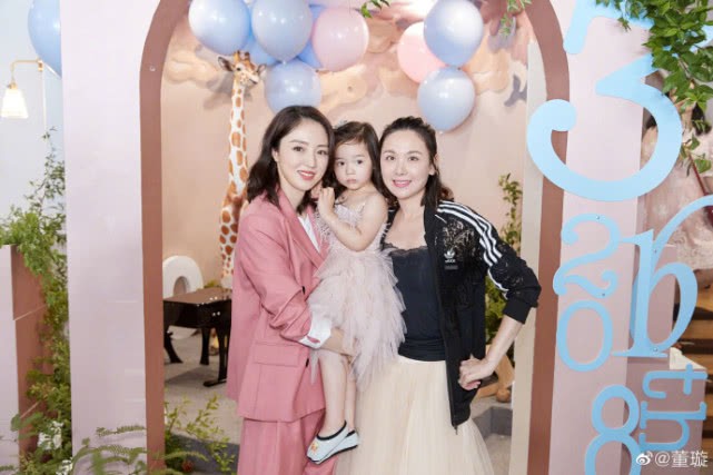 董璇微博晒出女儿小酒窝三周岁庆生照董璇母女俩打扮成白雪公主造型