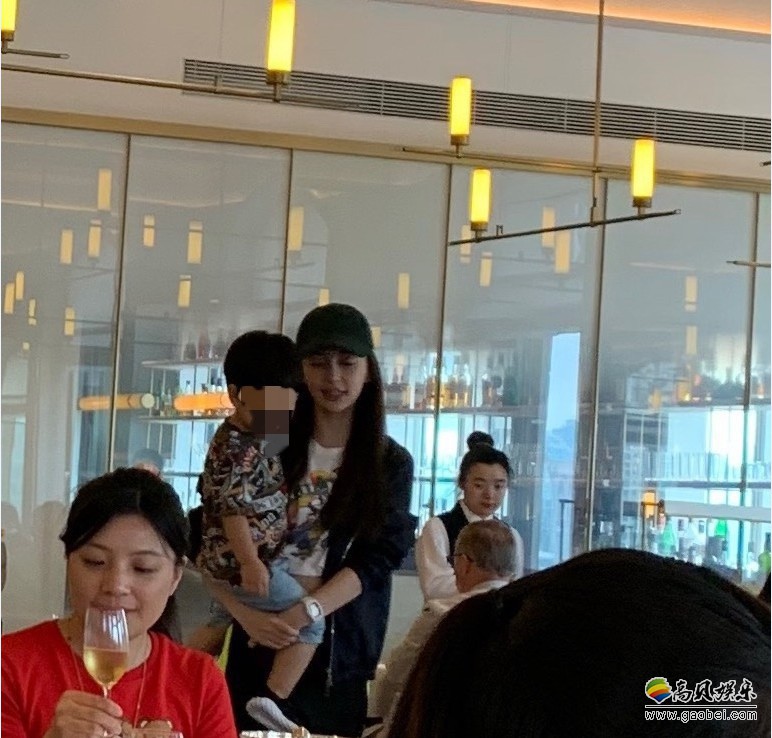 网友晒出六一儿童节巧遇baby带着宝宝外出用餐照片：称赞小海绵可爱
