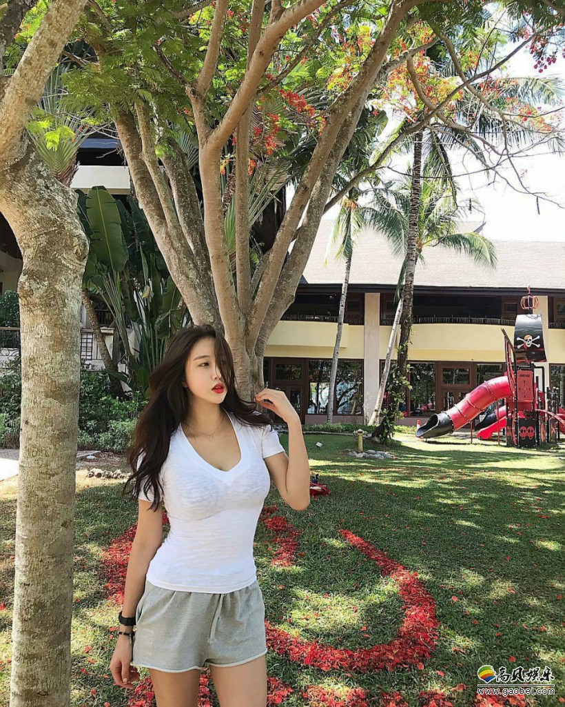 白色t恤衫短裤丰满美女:前凸后翘身材,双峰呼之欲出!室外清新写真