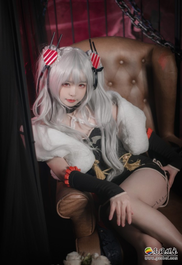 国内COSER“一夏木木一”COS更新：《碧蓝航线》吸血鬼穿着打扮很性感