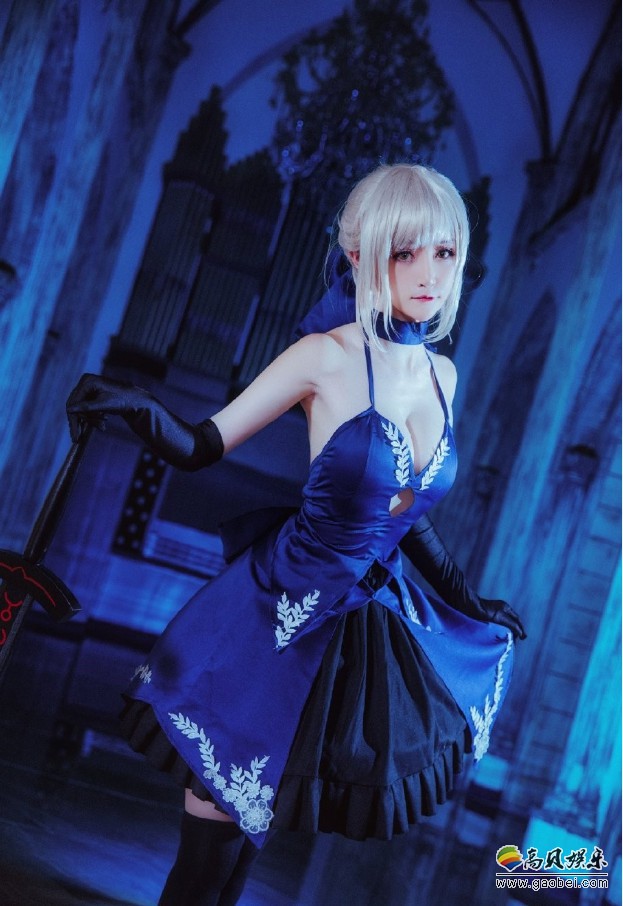 国内COSER“yui金鱼”新作COS《Fate》黑Saber：佳人肤如凝脂腰束素