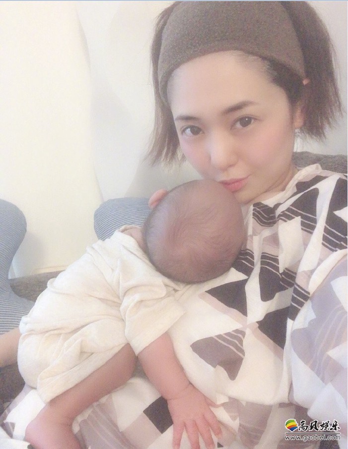 苍井空微博分享自己和宝宝合影照：抱着自家宝宝笑容灿烂，母性光辉爆棚
