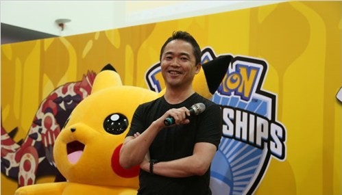 《宝可梦》增田顺一微博向粉丝们打招呼：还晒出一张怀抱“皮神”照片