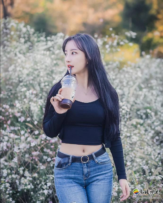 黑上衣牛仔裤丰腴美眉：身材丰腴，风情万种，彰显独一无二迷人的魅力