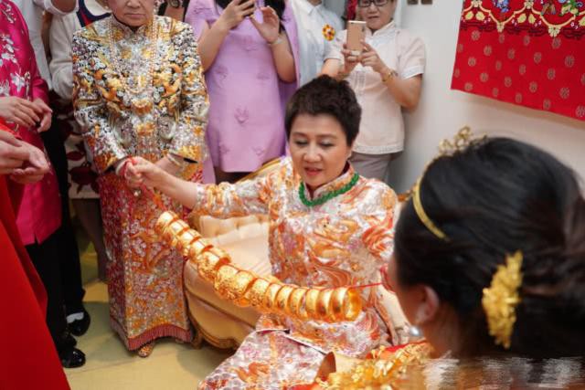 何猷君晒出姐姐何超盈过大礼仪式照:遵照传统中华文化传统!场面豪华