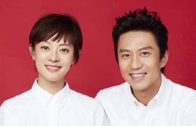 孙俪和邓超晒照纪念结婚九周年：结婚证件照相对比，容貌没有任何变化