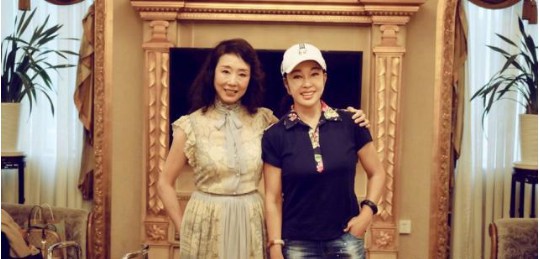 刘晓庆微博晒出与严歌苓合影：网友点赞：保养的真好！完全看不出年龄