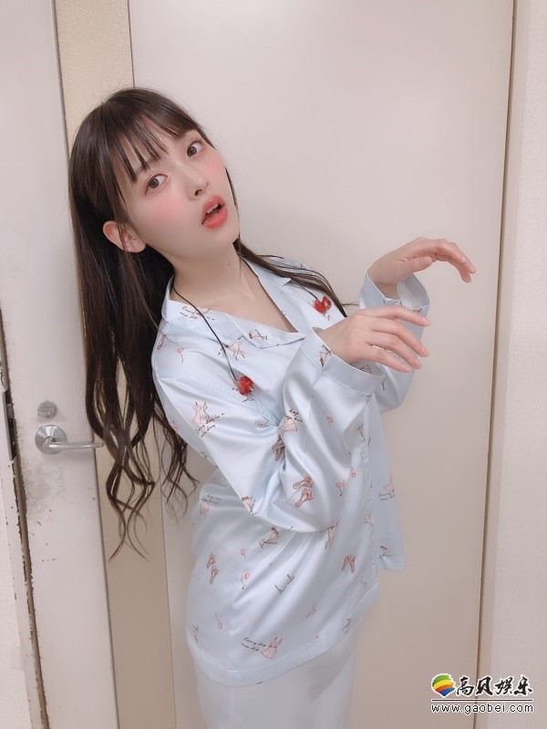 上坂堇参加某活动休息时候：大家举办睡衣派对，还拍摄了不少照片留念