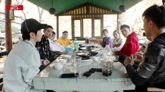 《我家那小子》第七期节目：饭桌上大家各自聊起了身为演员的“不容易”