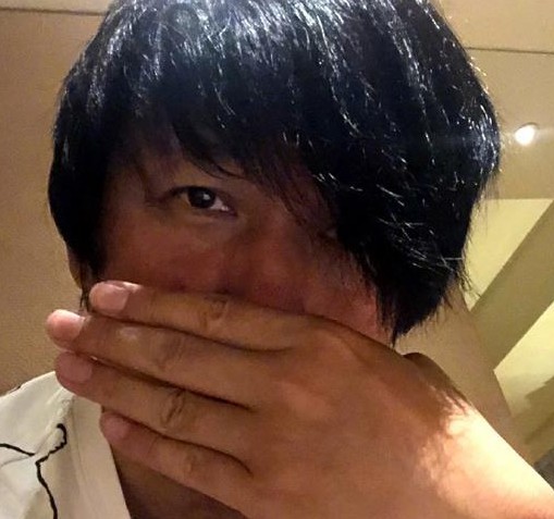 潘粤明微博晒出自拍照：身穿卡通图案白色T恤，一头长发看着略显疲惫