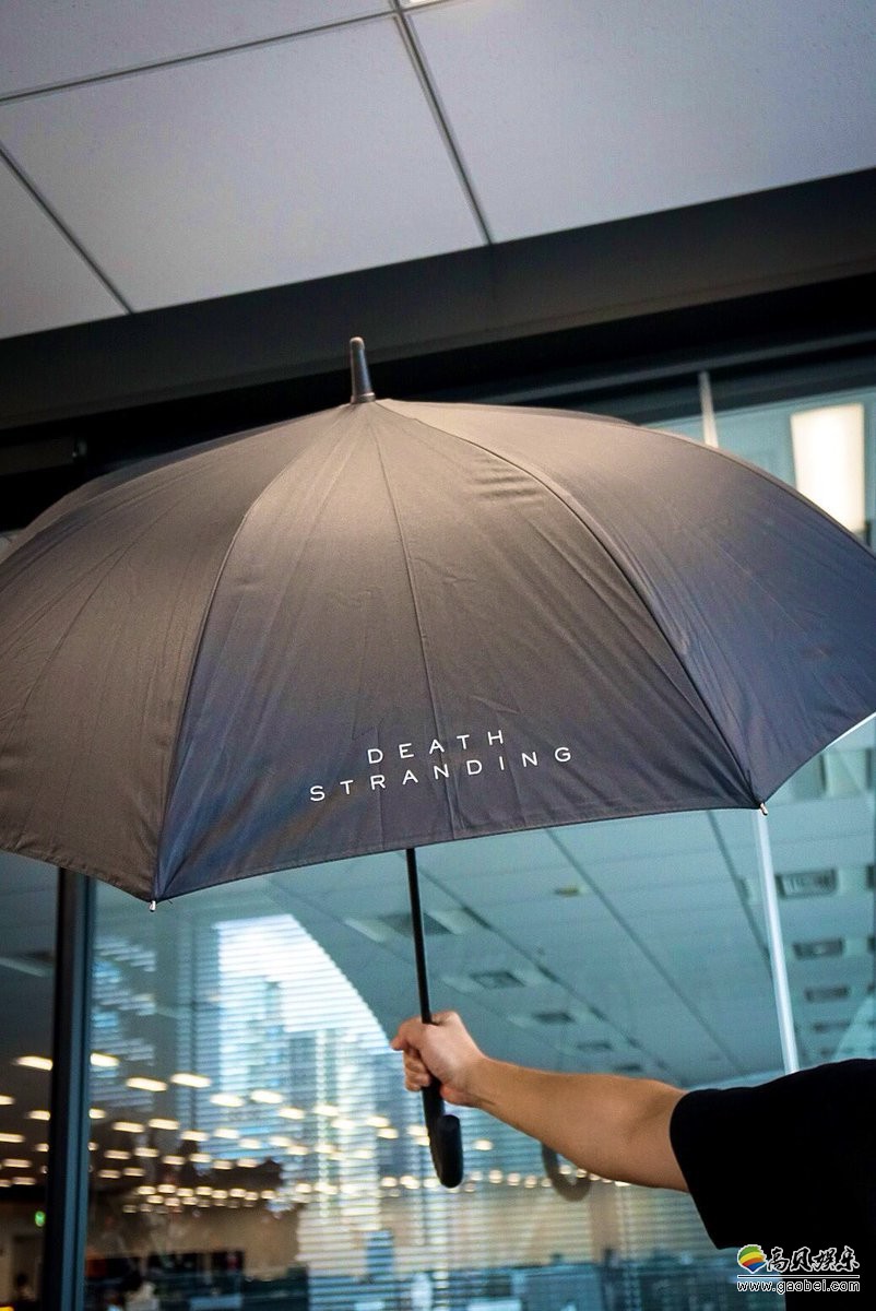 小岛秀夫推特晒出《死亡搁浅》新周边雨伞：泼墨型花纹显得颇有特色