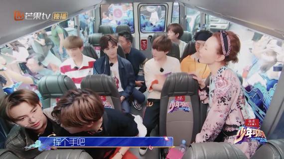 《少年可期》新节目片段：张曼玉坐车途中教导徒弟们要多对粉丝微笑