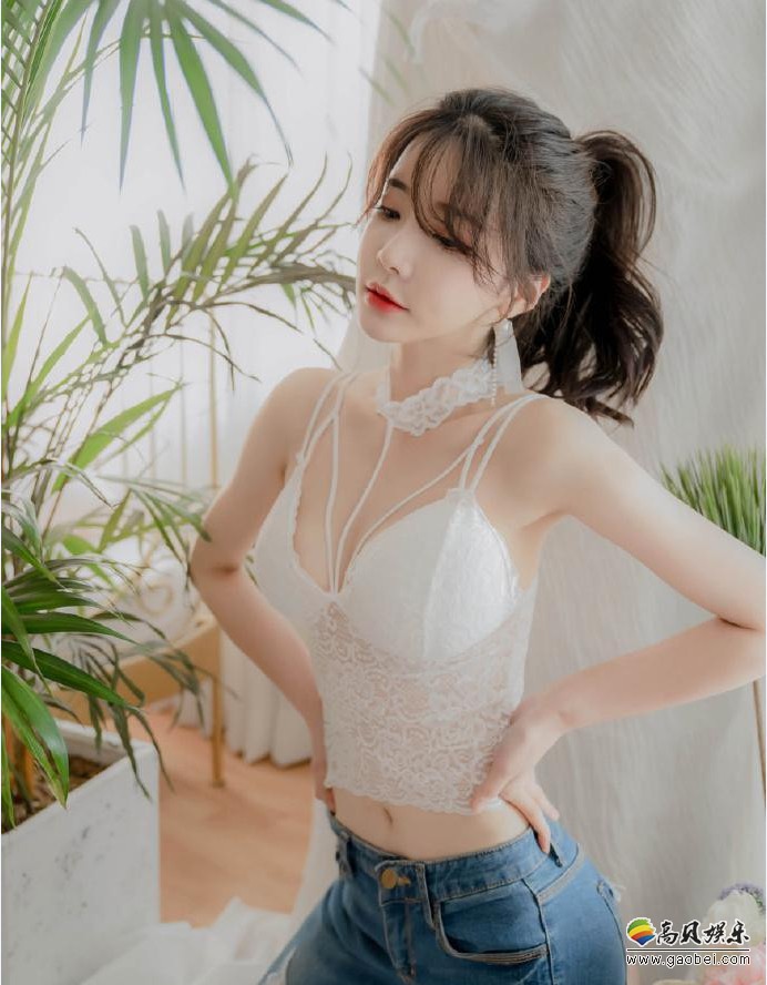 夏日清凉女神小仙女：百搭白色蕾丝打底衫，拥有很好的修身收腰效果