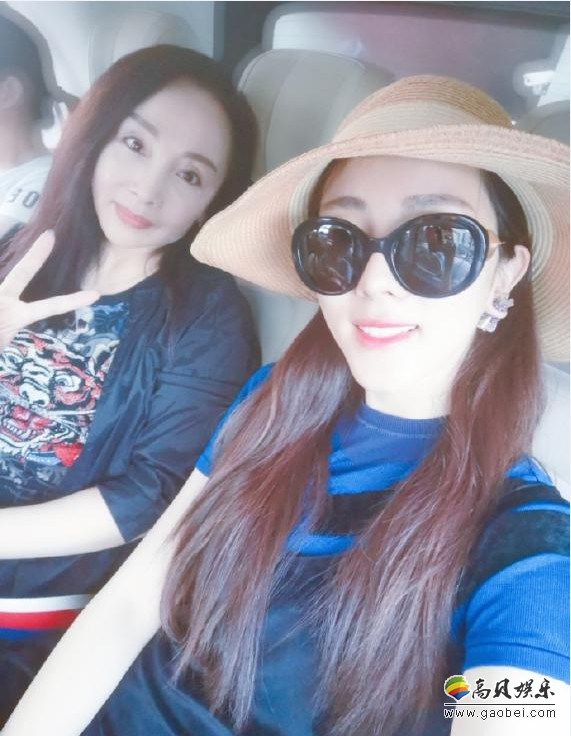 李思思微博晒出自拍照：妈妈出镜相当年轻漂亮，母女二人姐妹花合照