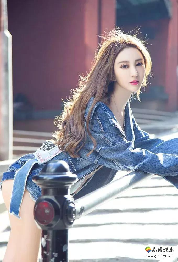 街头偶遇牛仔热裤美女：精致时尚美腿女孩，突然有一种很想恋爱的感觉