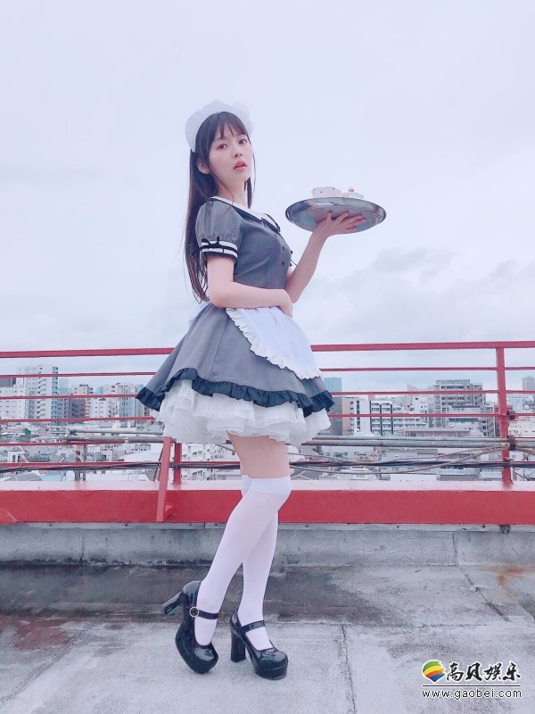 上坂堇这周工作依旧是杂志写真拍摄：另外这次“政委”还穿起了女仆装