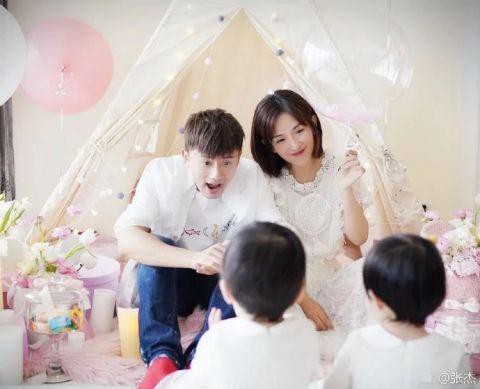 谢娜微博晒出一家四口温馨同框照片：透露“跳跳俏俏”爱听张杰唱歌