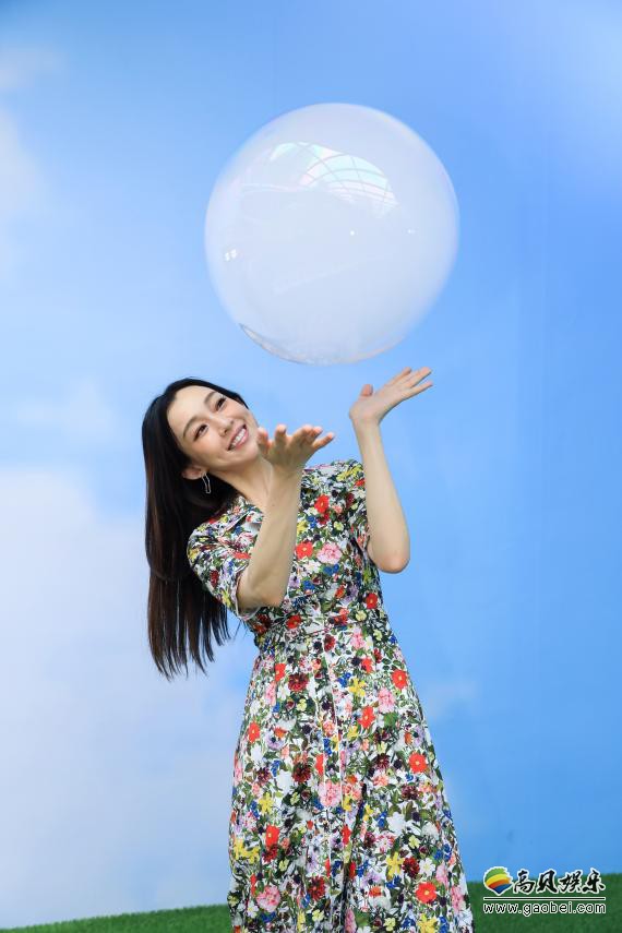 范玮琪出席某活动：碎花衬衫长裙优雅迷人，笑起来深深酒窝更显甜美