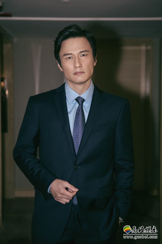 《解放了》举办发布会：尹子维简约西装LOOK现身！不愧是港星男神
