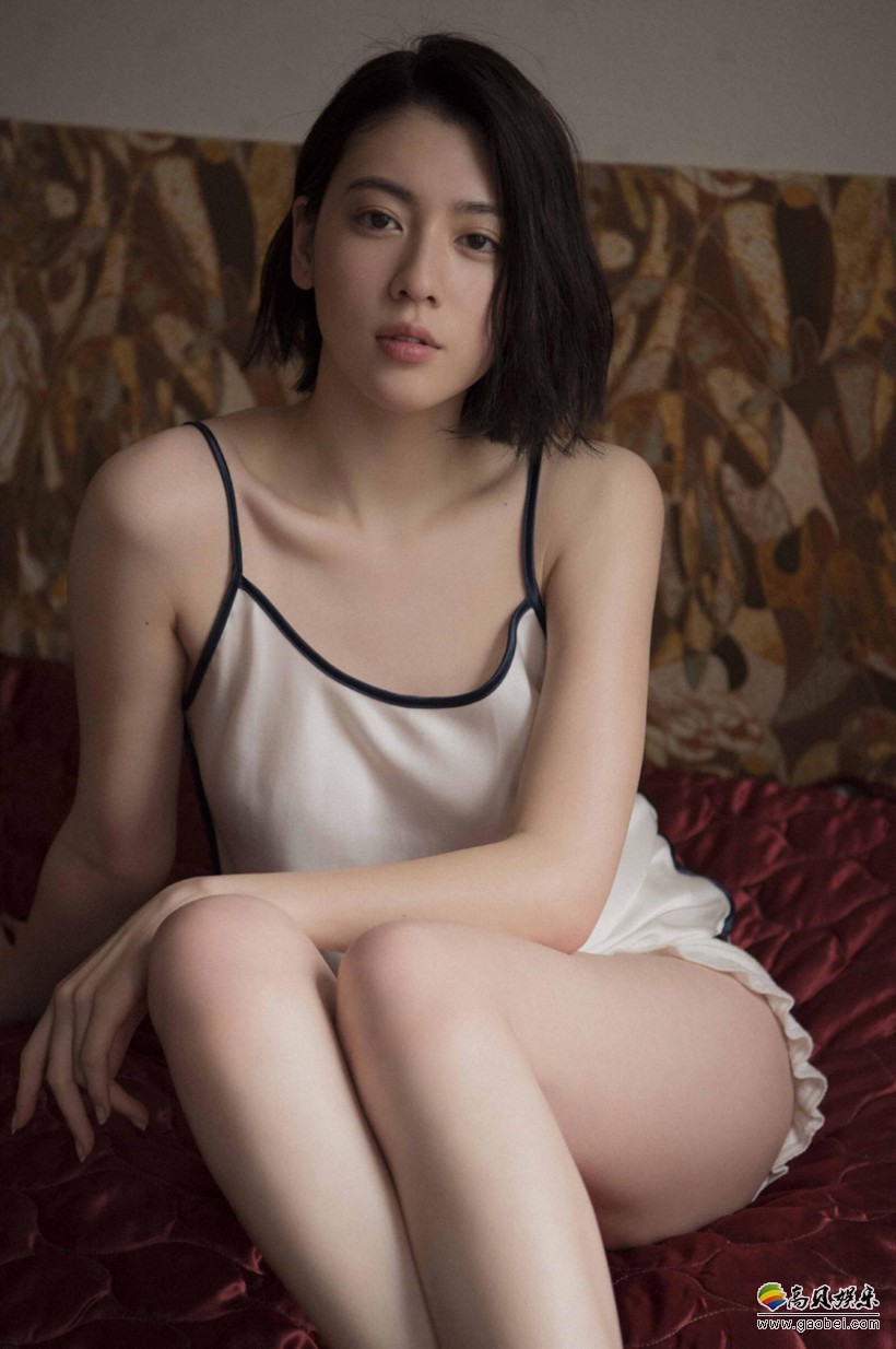 日本“甜美女神”三吉彩花：充满强大抖S气场！一双大长腿格外引人注目