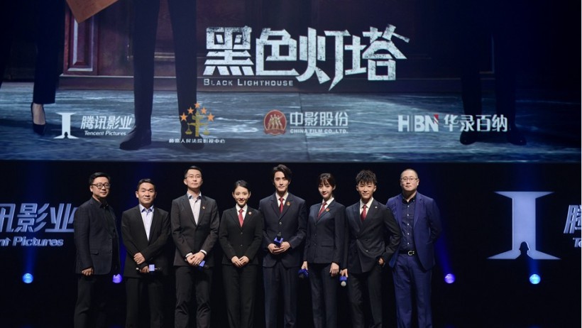 《黑色灯塔》亮相腾讯影业2019年度发布会“庭审使命”版群像海报曝光