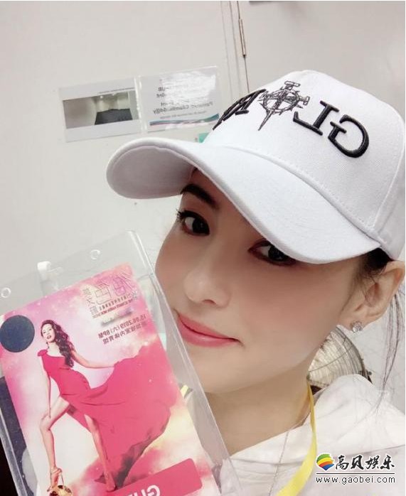张柏芝现身莫文蔚新加坡演唱会：演唱会前晒出莫文蔚演唱会嘉宾牌自拍