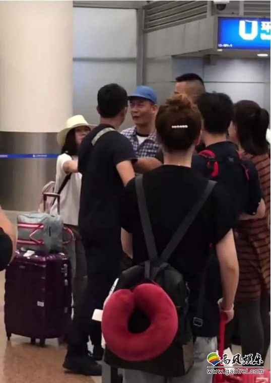 网友曝料称陈冠希在机场与路人冲突：陈冠希与路人脸对脸对骂大爆粗口