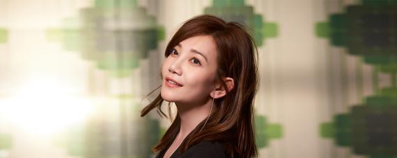 梁静茹《如爱所愿》MV回到过去：梁静茹吊带裤扮起高中生！重返17岁