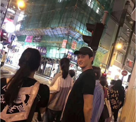 网友晒出香港街头偶遇张智霖、袁咏仪照片：张智霖一脸情深看着“靓靓”