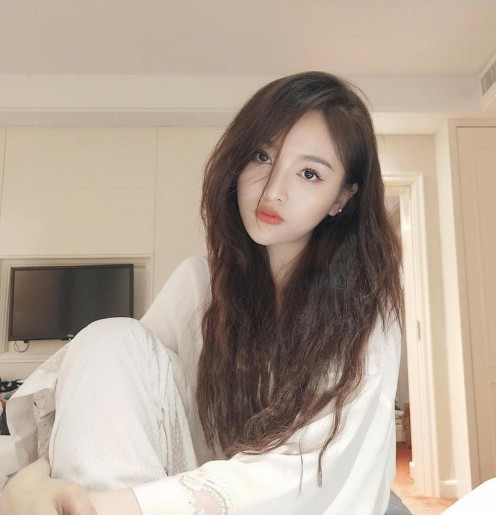 火箭少女101成员吴宣仪晒出九宫格自拍美照：摆出各种pose！能力满分