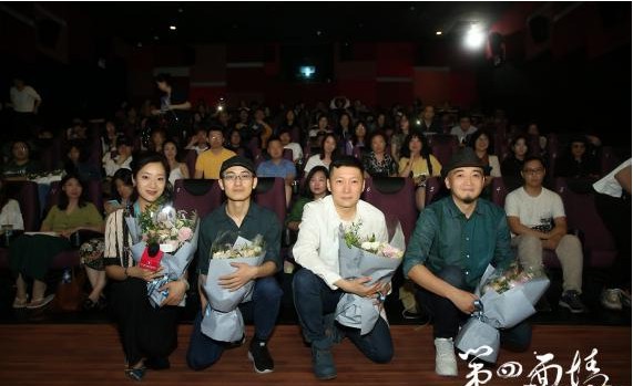 《第四面墙》影片完成第二场展映后:导演编剧制片人亮相与观众们互动 《第四面墙》影片完成第二场展映后:导演编剧制片人亮相与观众们互动