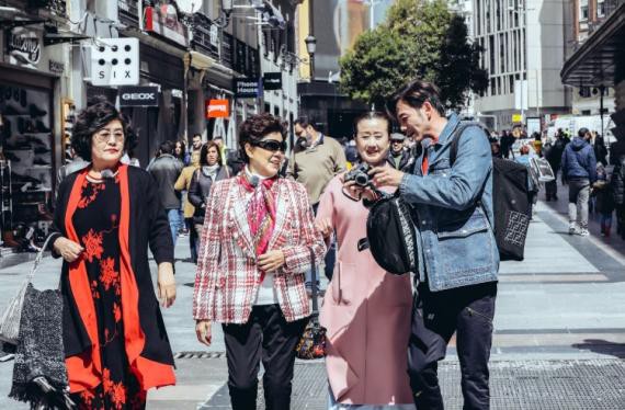 《我最爱的女人们》杨硕带领三位婆婆游览马德里:街头玩起了“走秀” 《我最爱的女人们》杨硕带领三位婆婆游览马德里:街头玩起了“走秀”