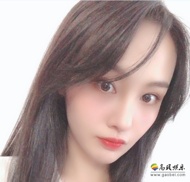 郑爽晒出一组美照：“不觉得自己好看，没有美颜没有滤镜，就真的一般”
