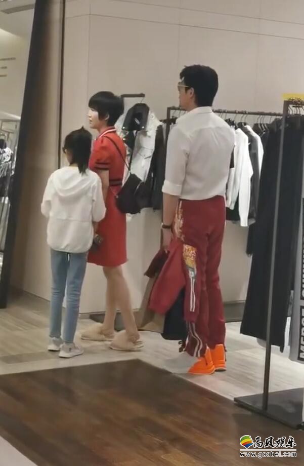 网友香港偶遇陆毅一家人购物：陆毅跟大女儿贝儿戴墨镜展现长腿好基因