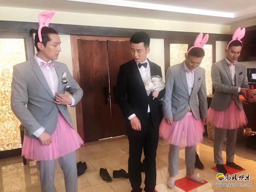 网友婚礼上偶遇胡歌：参加好友婚礼当伴郎，梳背头扎起小辫，扮演兔女郎