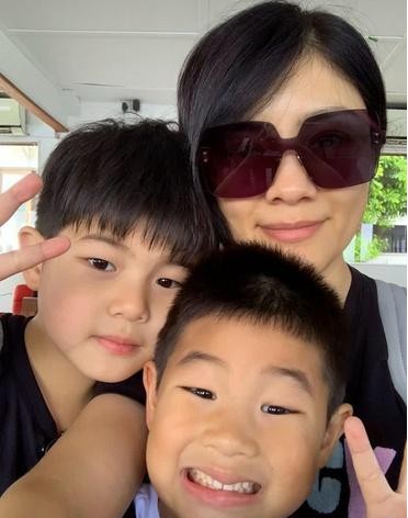 胡可微博发布全家暑假出游照片：照片中的安吉和小鱼儿兄弟真是越长越像