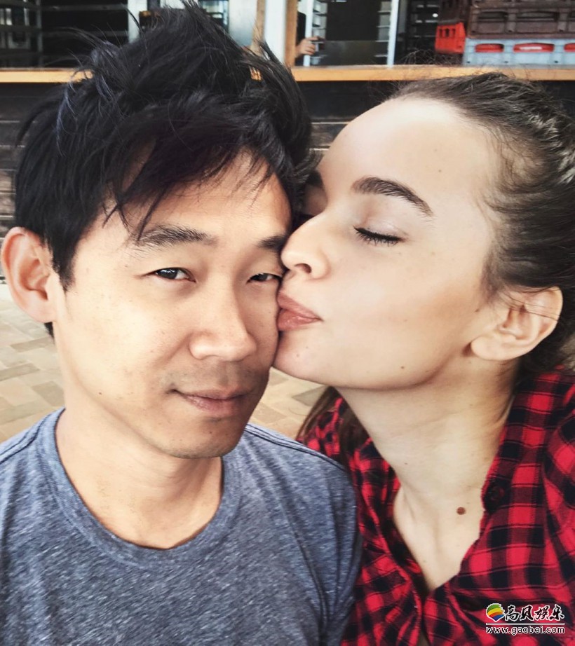 导演温子仁宣布和女友订婚喜讯：晒出两人合照与大方亲吻的“狗粮”放送