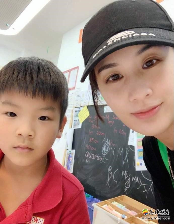 黄圣依微博晒出与儿子安迪合影：并称赞儿子“新学期结束，进步有点大”